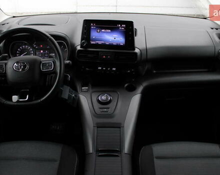 Серый Тойота Proace City Verso, объемом двигателя 1.5 л и пробегом 37 тыс. км за 29500 $, фото 12 на Automoto.ua