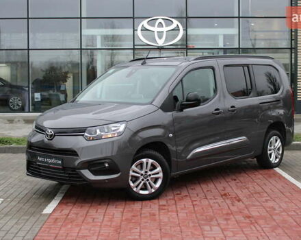 Серый Тойота Proace City Verso, объемом двигателя 1.5 л и пробегом 37 тыс. км за 29500 $, фото 2 на Automoto.ua