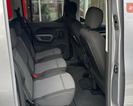 Серый Тойота Proace City Verso, объемом двигателя 1.5 л и пробегом 1 тыс. км за 31322 $, фото 6 на Automoto.ua