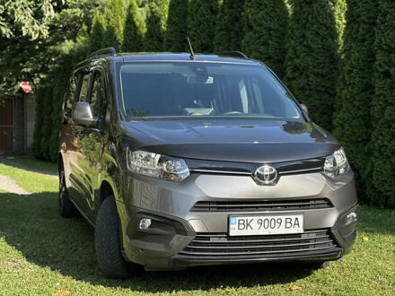 Серый Тойота Proace City Verso, объемом двигателя 1.5 л и пробегом 80 тыс. км за 22500 $, фото 1 на Automoto.ua