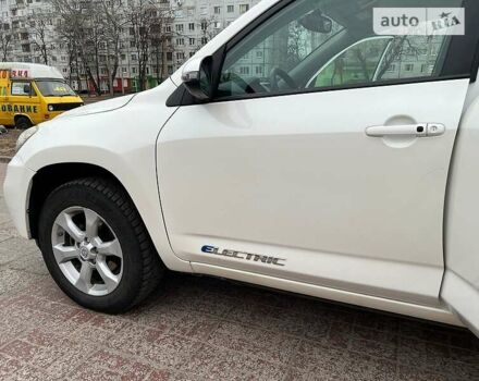 Білий Тойота RAV4 EV, об'ємом двигуна 0 л та пробігом 147 тис. км за 13900 $, фото 10 на Automoto.ua