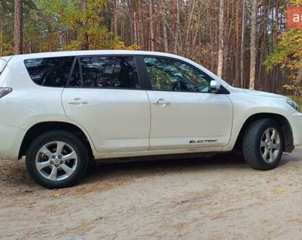 Белый Тойота RAV4 EV, объемом двигателя 0 л и пробегом 172 тыс. км за 11100 $, фото 7 на Automoto.ua
