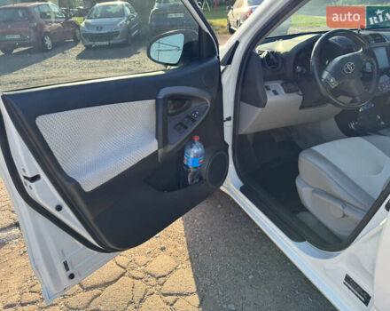 Тойота RAV4 EV 2013 в Житомире на Automoto.ua Белый Тойота RAV4 EV, объемом двигателя 0 л и пробегом 158 тыс. км за 10400 $, фото 20 на Automoto.ua