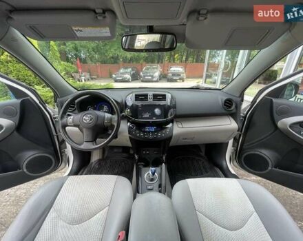 Белый Тойота RAV4 EV, объемом двигателя 0 л и пробегом 99 тыс. км за 11900 $, фото 9 на Automoto.ua