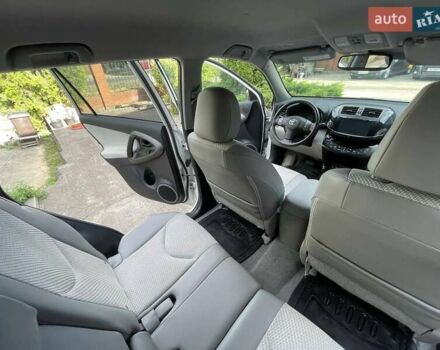 Белый Тойота RAV4 EV, объемом двигателя 0 л и пробегом 99 тыс. км за 11900 $, фото 12 на Automoto.ua