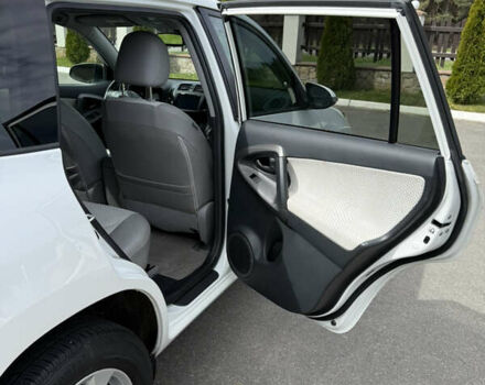 Белый Тойота RAV4 EV, объемом двигателя 0 л и пробегом 157 тыс. км за 10700 $, фото 35 на Automoto.ua