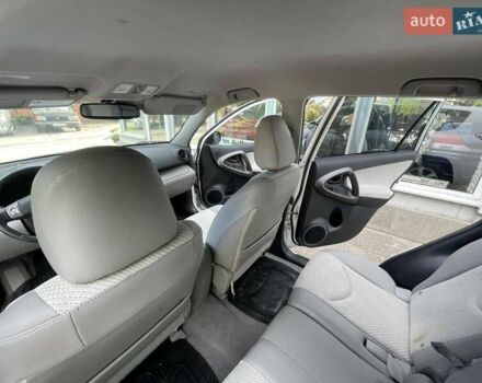 Белый Тойота RAV4 EV, объемом двигателя 0 л и пробегом 99 тыс. км за 11900 $, фото 13 на Automoto.ua