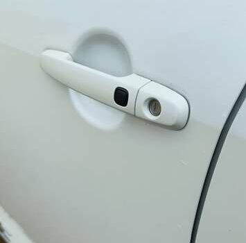 Білий Тойота RAV4 EV, об'ємом двигуна 0 л та пробігом 117 тис. км за 9300 $, фото 2 на Automoto.ua