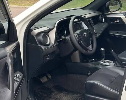 Білий Тойота RAV4 PHEV, об'ємом двигуна 2.49 л та пробігом 70 тис. км за 22700 $, фото 3 на Automoto.ua