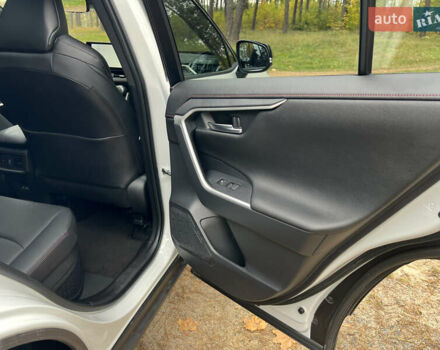 Белый Тойота RAV4 PHEV, объемом двигателя 0 л и пробегом 9 тыс. км за 44200 $, фото 43 на Automoto.ua