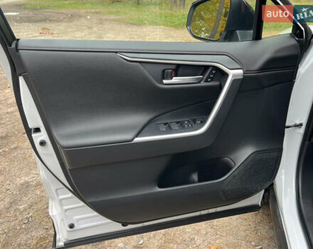 Белый Тойота RAV4 PHEV, объемом двигателя 0 л и пробегом 9 тыс. км за 44200 $, фото 24 на Automoto.ua