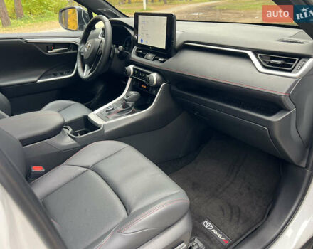 Белый Тойота RAV4 PHEV, объемом двигателя 0 л и пробегом 9 тыс. км за 44200 $, фото 47 на Automoto.ua