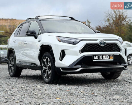Белый Тойота RAV4 PHEV, объемом двигателя 2.5 л и пробегом 10 тыс. км за 44000 $, фото 2 на Automoto.ua