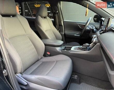 Черный Тойота RAV4 PHEV, объемом двигателя 2.49 л и пробегом 71 тыс. км за 40990 $, фото 12 на Automoto.ua