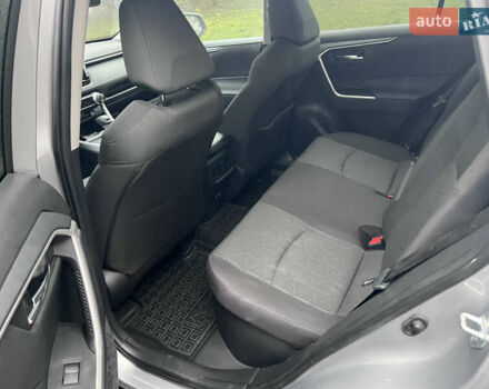 Серый Тойота RAV4 PHEV, объемом двигателя 0 л и пробегом 32 тыс. км за 34900 $, фото 3 на Automoto.ua