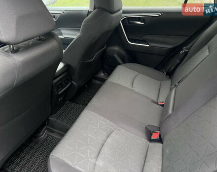 Серый Тойота RAV4 PHEV, объемом двигателя 0 л и пробегом 32 тыс. км за 34900 $, фото 2 на Automoto.ua
