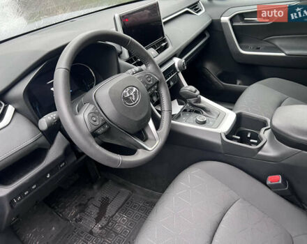 Серый Тойота RAV4 PHEV, объемом двигателя 0 л и пробегом 32 тыс. км за 34900 $, фото 1 на Automoto.ua