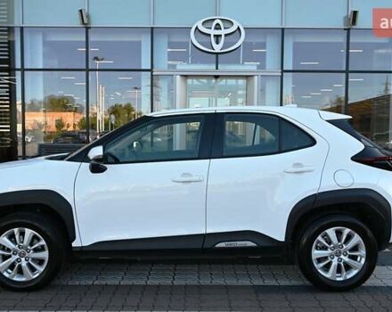 Белый Тойота Yaris Cross, объемом двигателя 1.49 л и пробегом 47 тыс. км за 25675 $, фото 2 на Automoto.ua
