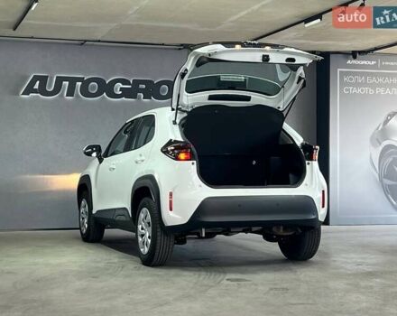 Белый Тойота Yaris Cross, объемом двигателя 1.49 л и пробегом 69 тыс. км за 24900 $, фото 3 на Automoto.ua