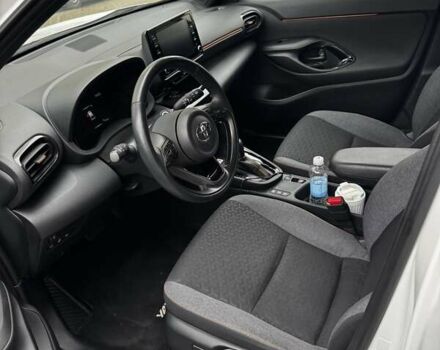 Белый Тойота Yaris Cross, объемом двигателя 1.49 л и пробегом 71 тыс. км за 27400 $, фото 2 на Automoto.ua