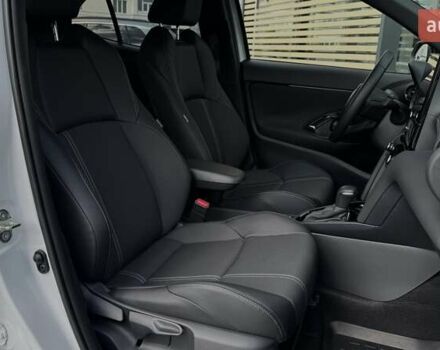 Белый Тойота Yaris Cross, объемом двигателя 1.49 л и пробегом 2 тыс. км за 33204 $, фото 18 на Automoto.ua