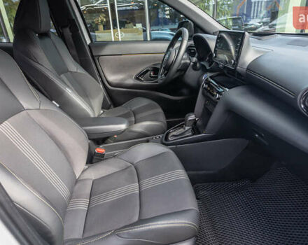 Белый Тойота Yaris Cross, объемом двигателя 1.49 л и пробегом 16 тыс. км за 30748 $, фото 5 на Automoto.ua