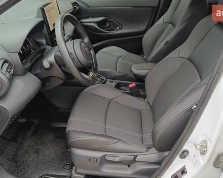 Белый Тойота Yaris Cross, объемом двигателя 1.49 л и пробегом 1 тыс. км за 34614 $, фото 10 на Automoto.ua