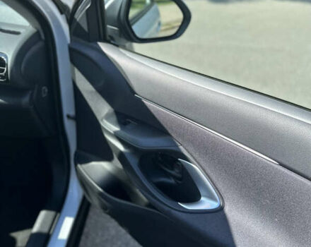 Белый Тойота Yaris Cross, объемом двигателя 1.49 л и пробегом 6 тыс. км за 26000 $, фото 21 на Automoto.ua
