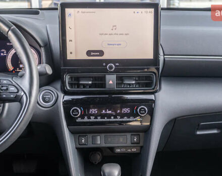 Белый Тойота Yaris Cross, объемом двигателя 1.49 л и пробегом 1 тыс. км за 33542 $, фото 13 на Automoto.ua