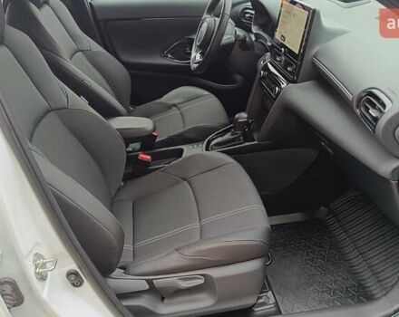 Белый Тойота Yaris Cross, объемом двигателя 1.49 л и пробегом 1 тыс. км за 34614 $, фото 5 на Automoto.ua