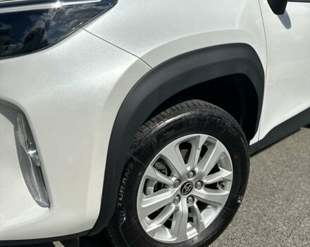 Белый Тойота Yaris Cross, объемом двигателя 1.49 л и пробегом 6 тыс. км за 26000 $, фото 3 на Automoto.ua