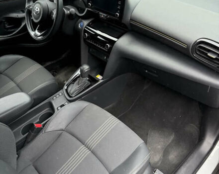 Белый Тойота Yaris Cross, объемом двигателя 2.49 л и пробегом 9 тыс. км за 17800 $, фото 11 на Automoto.ua
