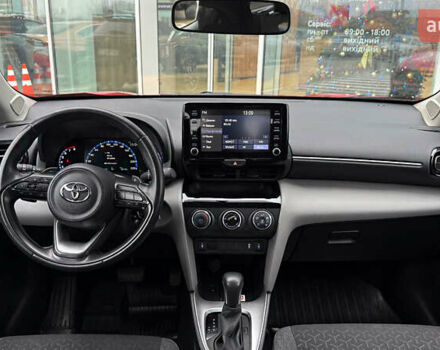 Червоний Тойота Yaris Cross, об'ємом двигуна 1.49 л та пробігом 38 тис. км за 24900 $, фото 7 на Automoto.ua