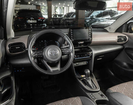 Желтый Тойота Yaris Cross, объемом двигателя 1.49 л и пробегом 15 тыс. км за 28999 $, фото 22 на Automoto.ua