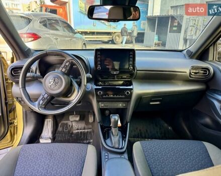 Желтый Тойота Yaris Cross, объемом двигателя 1.49 л и пробегом 17 тыс. км за 27499 $, фото 6 на Automoto.ua