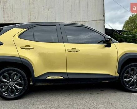 Желтый Тойота Yaris Cross, объемом двигателя 1.49 л и пробегом 17 тыс. км за 27499 $, фото 3 на Automoto.ua