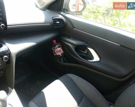 Желтый Тойота Yaris Cross, объемом двигателя 1.49 л и пробегом 1 тыс. км за 28749 $, фото 12 на Automoto.ua