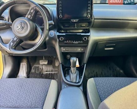 Желтый Тойота Yaris Cross, объемом двигателя 1.49 л и пробегом 17 тыс. км за 27499 $, фото 20 на Automoto.ua