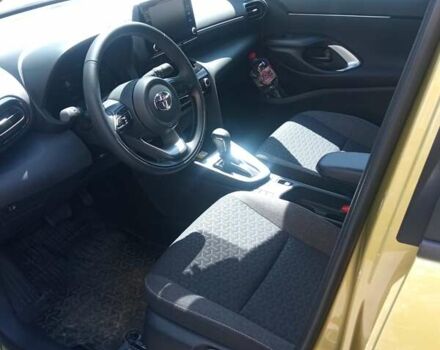 Желтый Тойота Yaris Cross, объемом двигателя 1.49 л и пробегом 1 тыс. км за 28749 $, фото 3 на Automoto.ua
