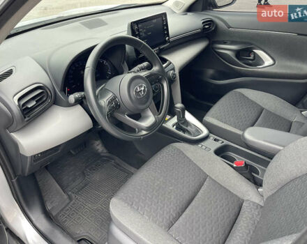 Серый Тойота Yaris Cross, объемом двигателя 1.49 л и пробегом 47 тыс. км за 24000 $, фото 24 на Automoto.ua