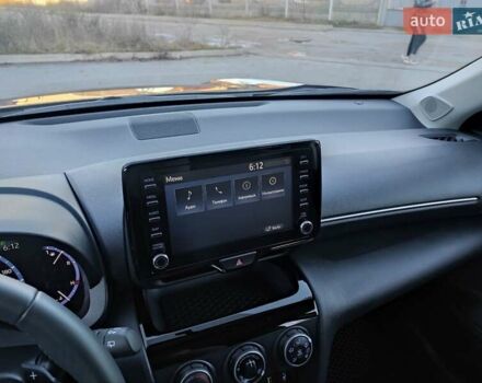 Сірий Тойота Yaris Cross, об'ємом двигуна 1.49 л та пробігом 5 тис. км за 24400 $, фото 41 на Automoto.ua