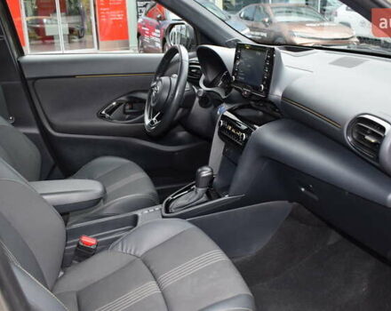 Зеленый Тойота Yaris Cross, объемом двигателя 1.49 л и пробегом 14 тыс. км за 30300 $, фото 5 на Automoto.ua