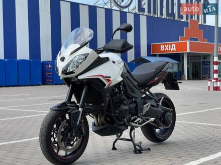 Триумф Тигр 2014 в Дубно на Automoto.ua Белый Триумф Тигр, объемом двигателя 1 л и пробегом 37 тыс. км за 9999 $, фото 1 на Automoto.ua
