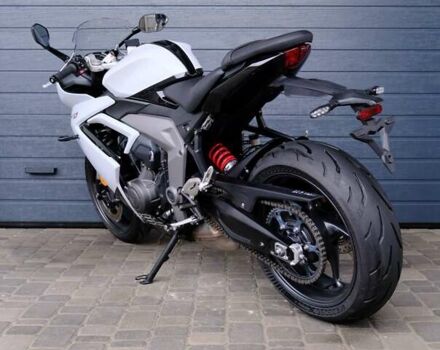 Белый Триумф Daytona 660, объемом двигателя 0.66 л и пробегом 1 тыс. км за 11500 $, фото 6 на Automoto.ua