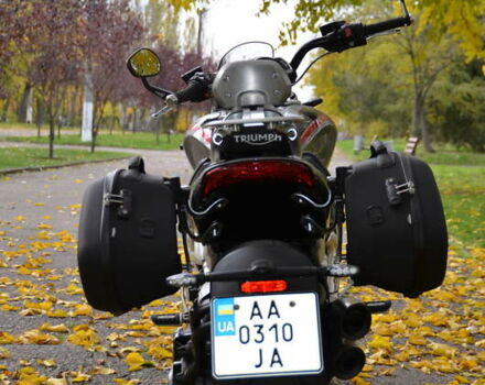Сірий Тріумф Rocket 3, об'ємом двигуна 2.46 л та пробігом 2 тис. км за 31000 $, фото 4 на Automoto.ua