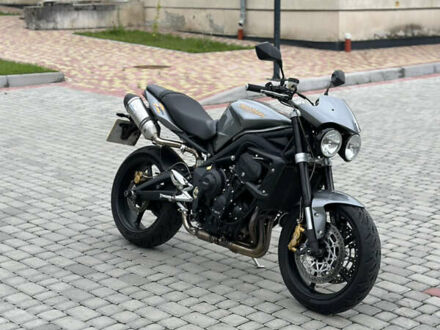 Триумф Street Triple 675 2010 в Яворове на Automoto.ua Серый Триумф Street Triple 675, объемом двигателя 0.68 л и пробегом 25 тыс. км за 6800 $, фото 1 на Automoto.ua