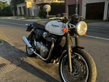 Белый Триумф Thruxton, объемом двигателя 1.2 л и пробегом 22 тыс. км за 10000 $, фото 1 на Automoto.ua