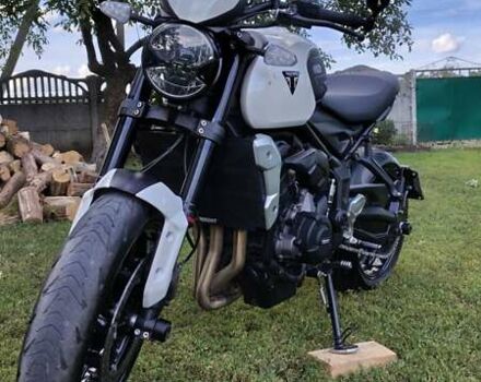 Білий Тріумф Trident, об'ємом двигуна 0.66 л та пробігом 17 тис. км за 9500 $, фото 6 на Automoto.ua