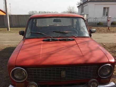 ВАЗ 2101 1981 у Глухове на Automoto.ua Червоний ВАЗ 2101, об'ємом двигуна 1 л та пробігом 100 тис. км за 290 $, фото 1 на Automoto.ua