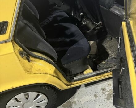 Желтый ВАЗ 2101, объемом двигателя 1.3 л и пробегом 300 тыс. км за 401 $, фото 2 на Automoto.ua